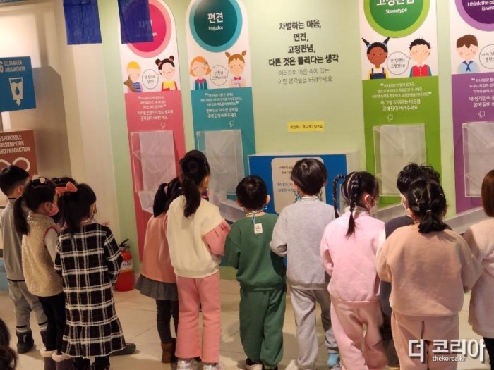 (보도사진) 충북국제교육원 다문화교육지원센터-다문화교육전시체험관 관람 투어 1.jpg