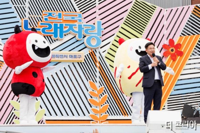 30일 홍대 레드로드에서 열린 KBS 전국노래자랑 녹화현장에서 박강수 구청장이 노래를 부르고 있다.jpg