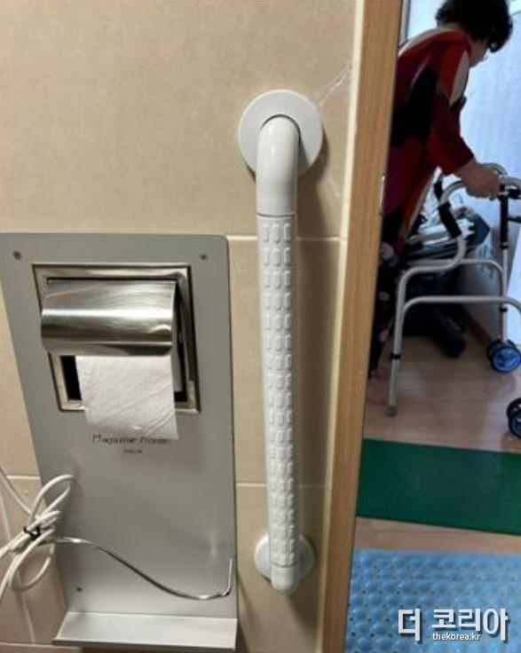 맞춤형 돌봄 서비스를 통해 집 안에 어르신 낙상 방지를 위한 ‘화장실 손잡이’를 설치한 모습.jpg