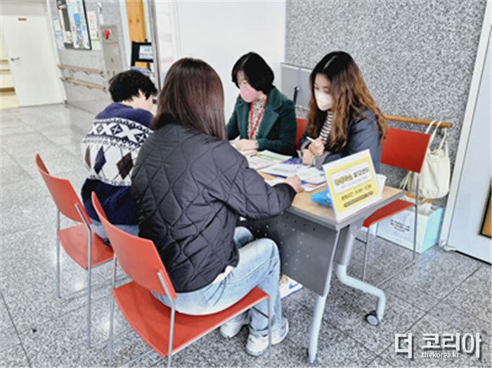3-1.‘평생학습상담활동가’들이 정관도서관에서 평생학습 상담을 진행하고 있다.jpg