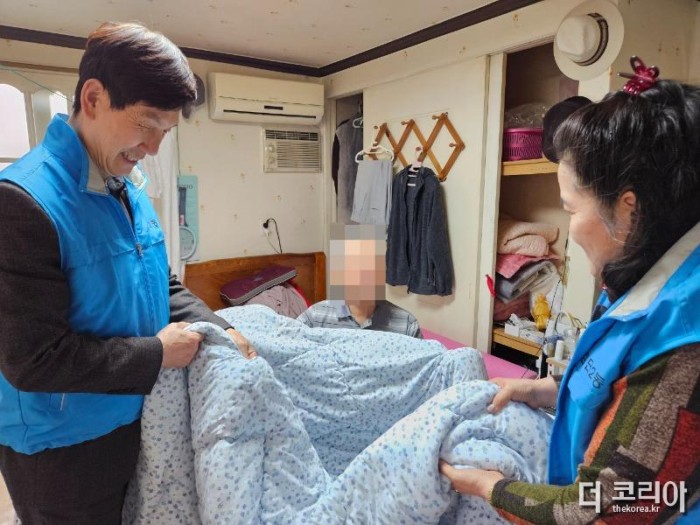 0327_첨단2동 지사협 새봄맞이 돌봄 이웃 이불 세탁 지원 (1).jpg