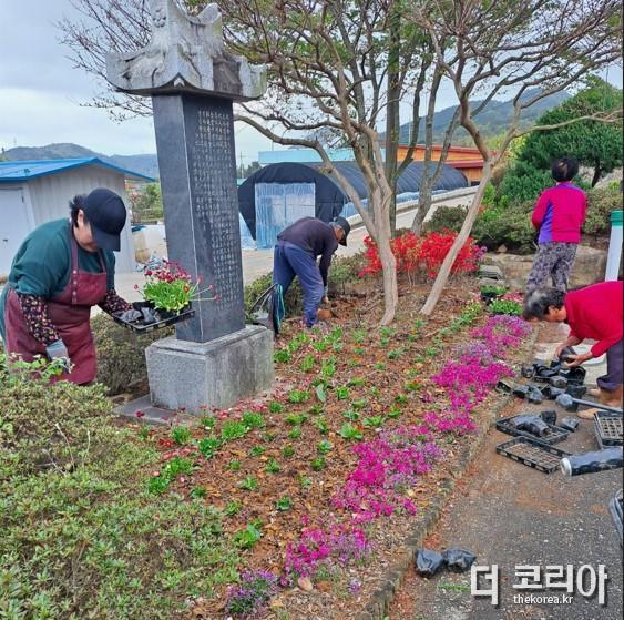 0415 학산면 주민 꽃 심기.jpg
