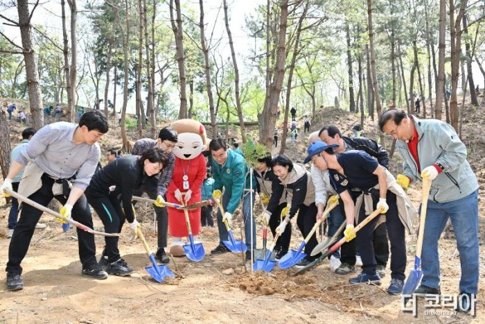 240412-1) 중구  제79회 식목일 기념 ‘나무심기 행사’ 개최-4.jpg