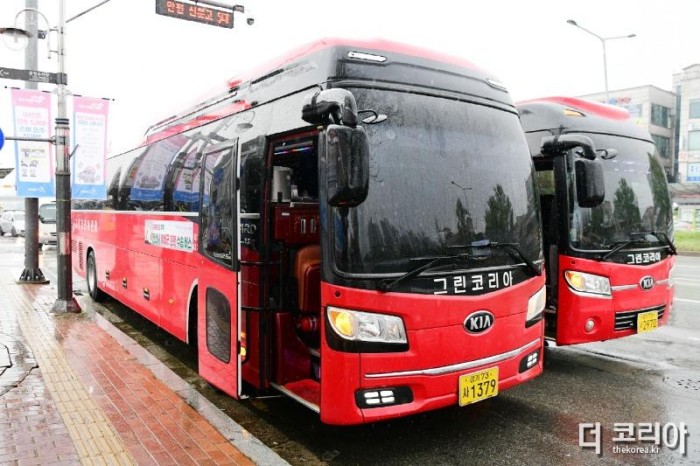 2.너무 먼 예비군 훈련장… 안산시“수송 버스 타고 입소하세요”(2)(안산시는 지난 15일 안산역에서 예비군 훈련 수송 버스 운행식을 개최했다).jpg