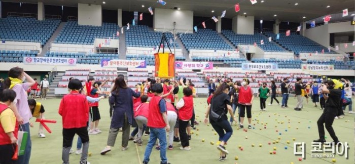 장애인복지과-지난해 6월 성남 실내체육관에서 열린 장애인 체육대회 때 바구니 농구.jpg