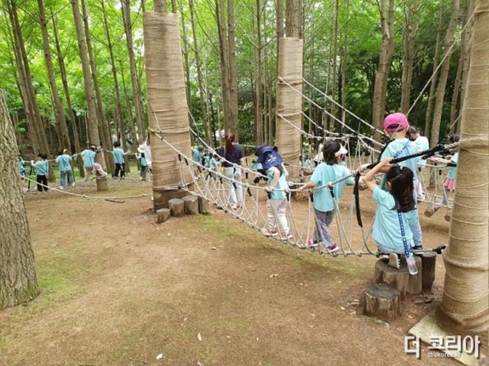 녹지과-성남시 산림복지 프로그램의 하나로 지난해 6월 산성공원에서 진행 중인 유아 숲 체험 ‘안녕 나의 친구’.jpg