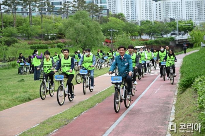 1-1.정종복 기장군수와 자원봉사자들이 공영자전거 ‘타반나’를 타고 자전거의 날 기념행사을 진행하고 있다.jpg