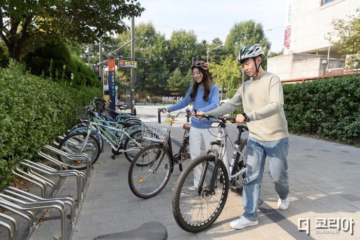 사진2) 자전거를 주차 중인 양천구 홍보모델의 모습.jpg