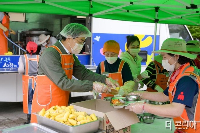 4 노관규 순천시장은 사랑의 밥차 무료급식 현장을 방문하여 봉사활동을 도왔다.jpg