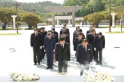 김동연 경기도지사, 국립5·18민주묘지 부지사·공공기관장과 첫 공동 참배