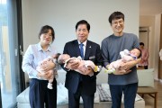 공영민 고흥군수, 세쌍둥이 출산가정 방문해 축하선물 전달