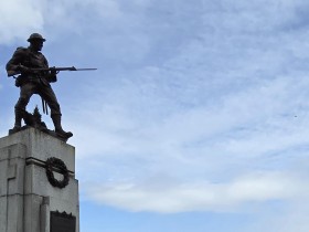 인천시의회 교육위원회, 캐나다 빅토리아 전몰장병 기념비 앞에서 한국 전쟁 참전 용사 묵념 진행